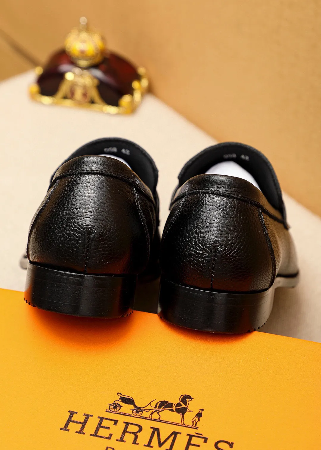 Men's shoes 💰442 💐 Product trademark: HERMES "Hermès" casual leather shoes Regular size: 38-44 (45🉑️customized) Product materials: Selected imported first-layer pebbled calfskin upper + luxury hardware buckle, imported water-dyed 🐂 cowhide lining. Strong three-dimensional visual effect, combined outsole Color: 2⃣️colors available
